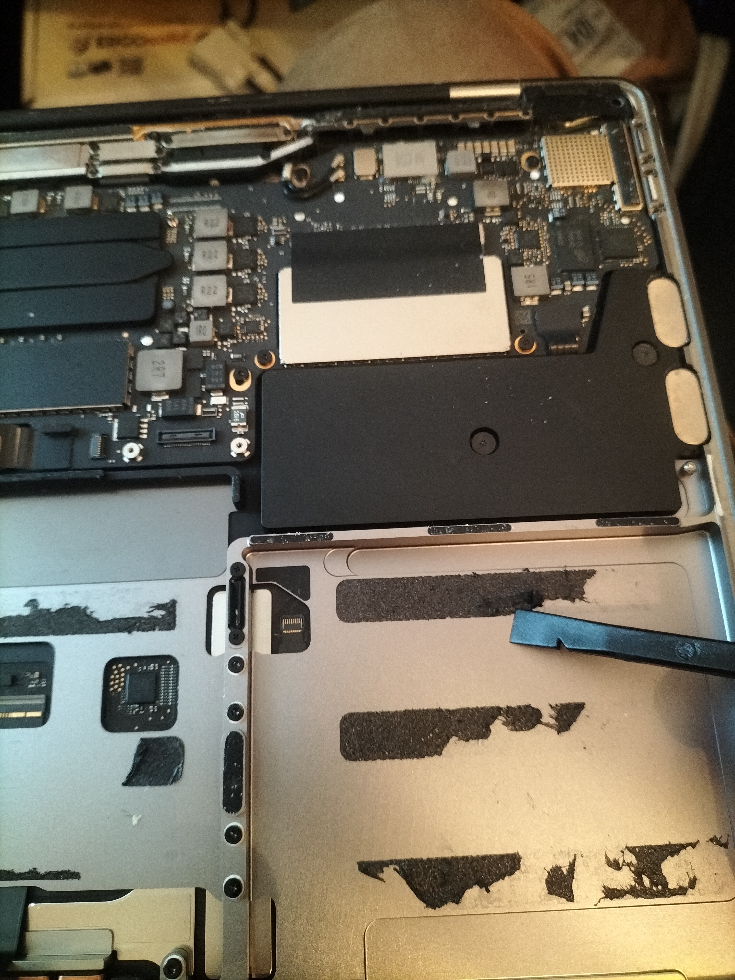 Réparation interne de portable et nettoyage de composants