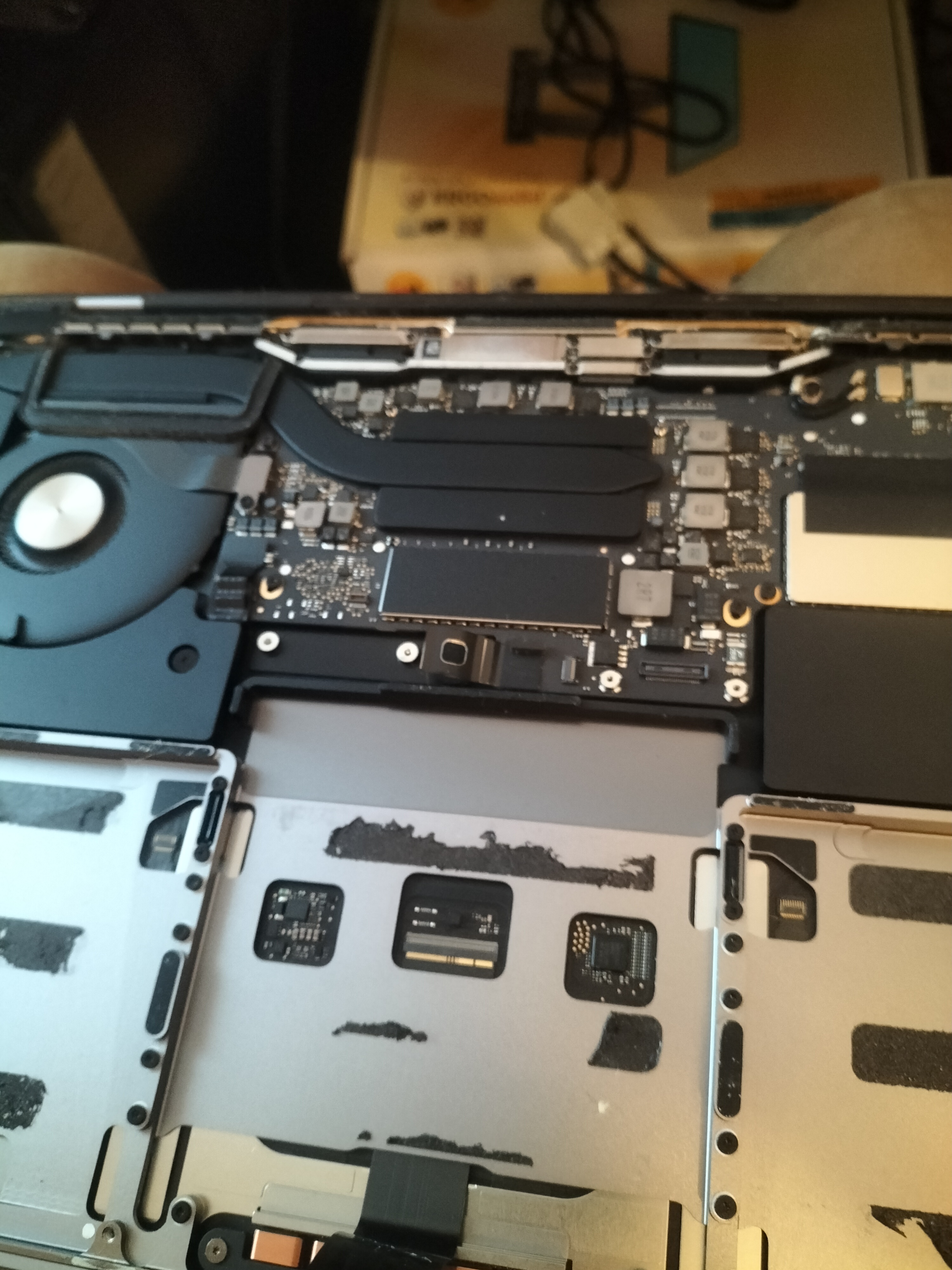 Intervention de précision sur ordinateur portable démonté