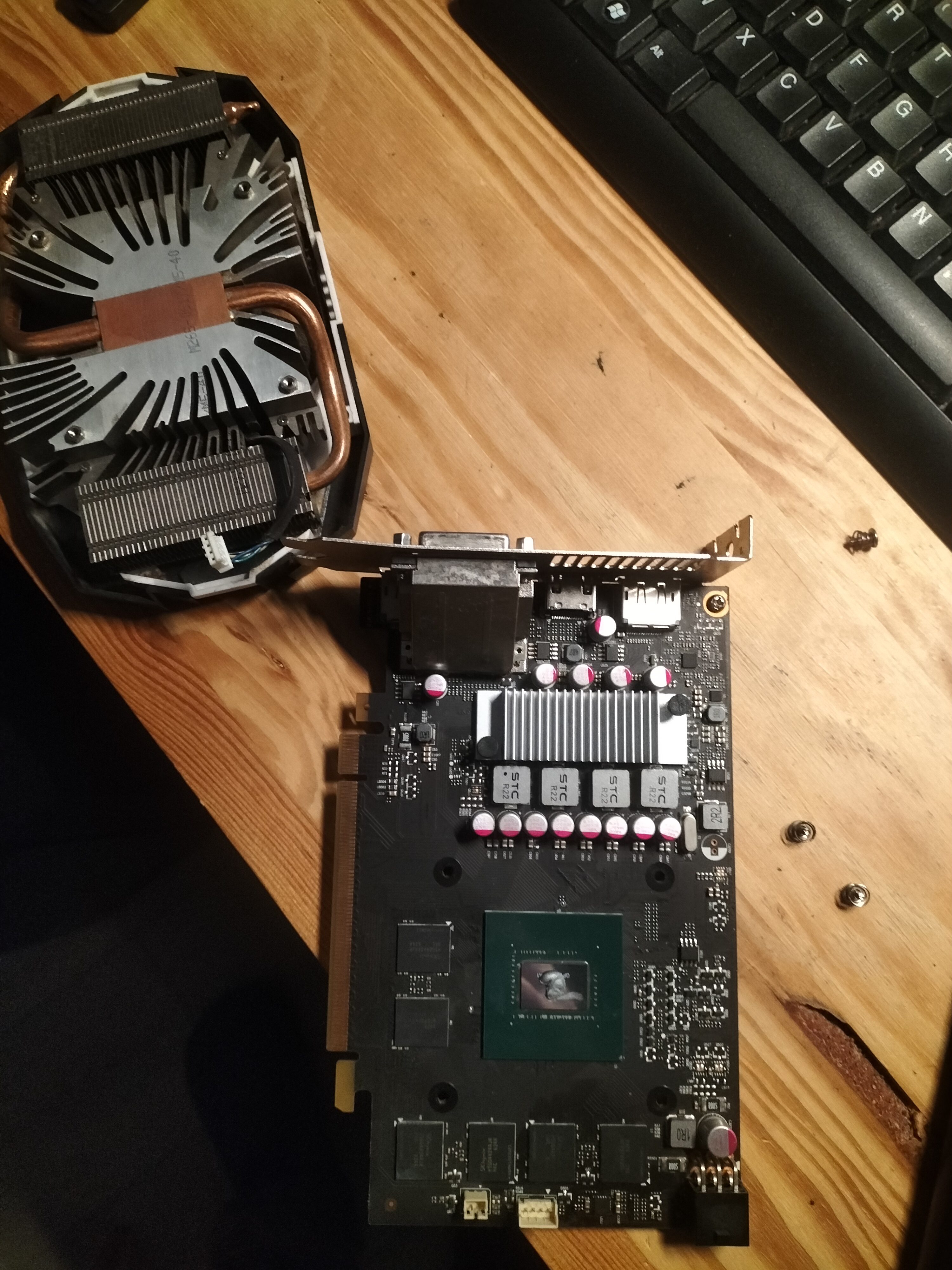 Démontage et entretien d’une carte graphique en atelier