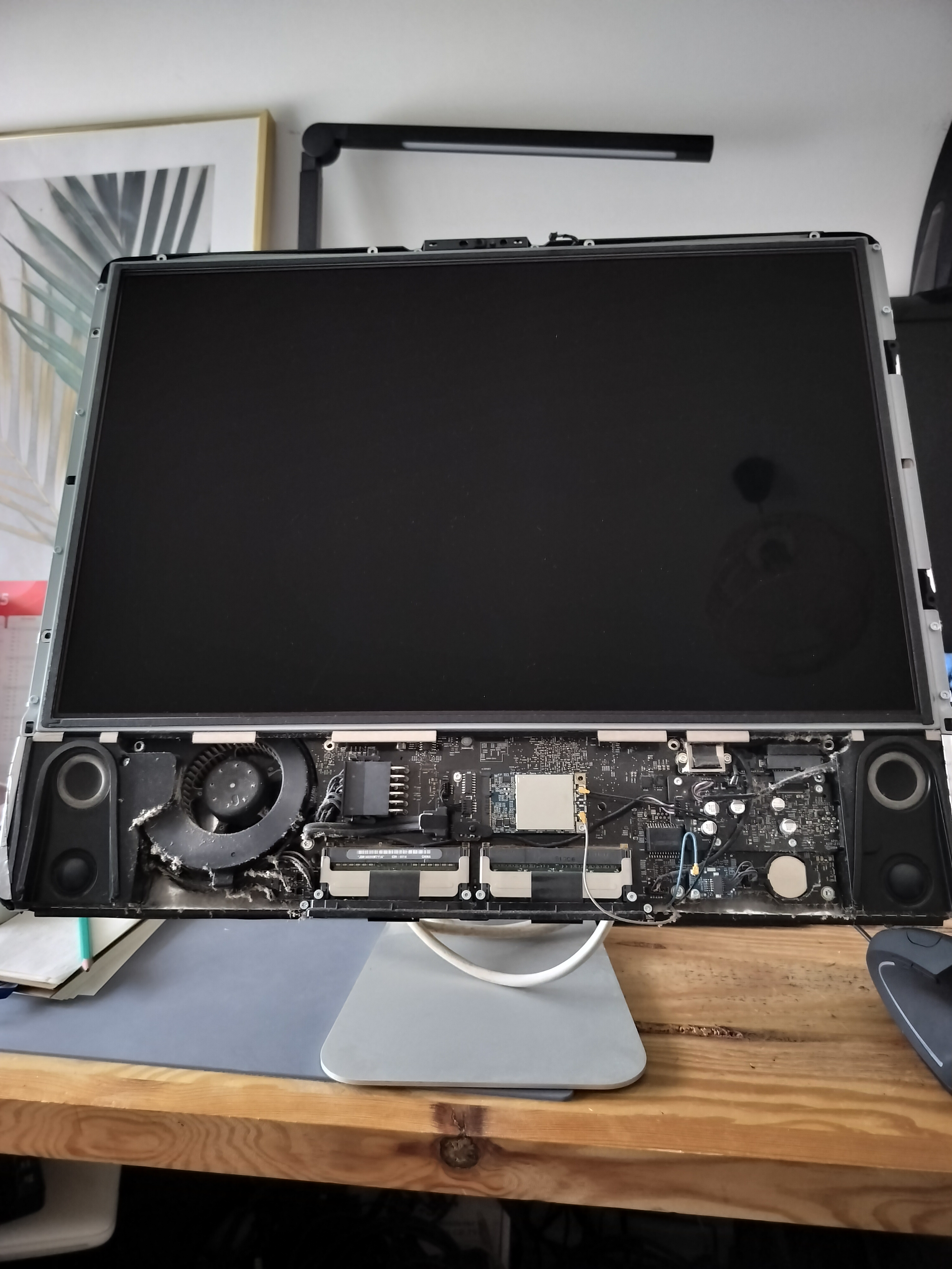 iMac ouvert pour nettoyage et réparation interne