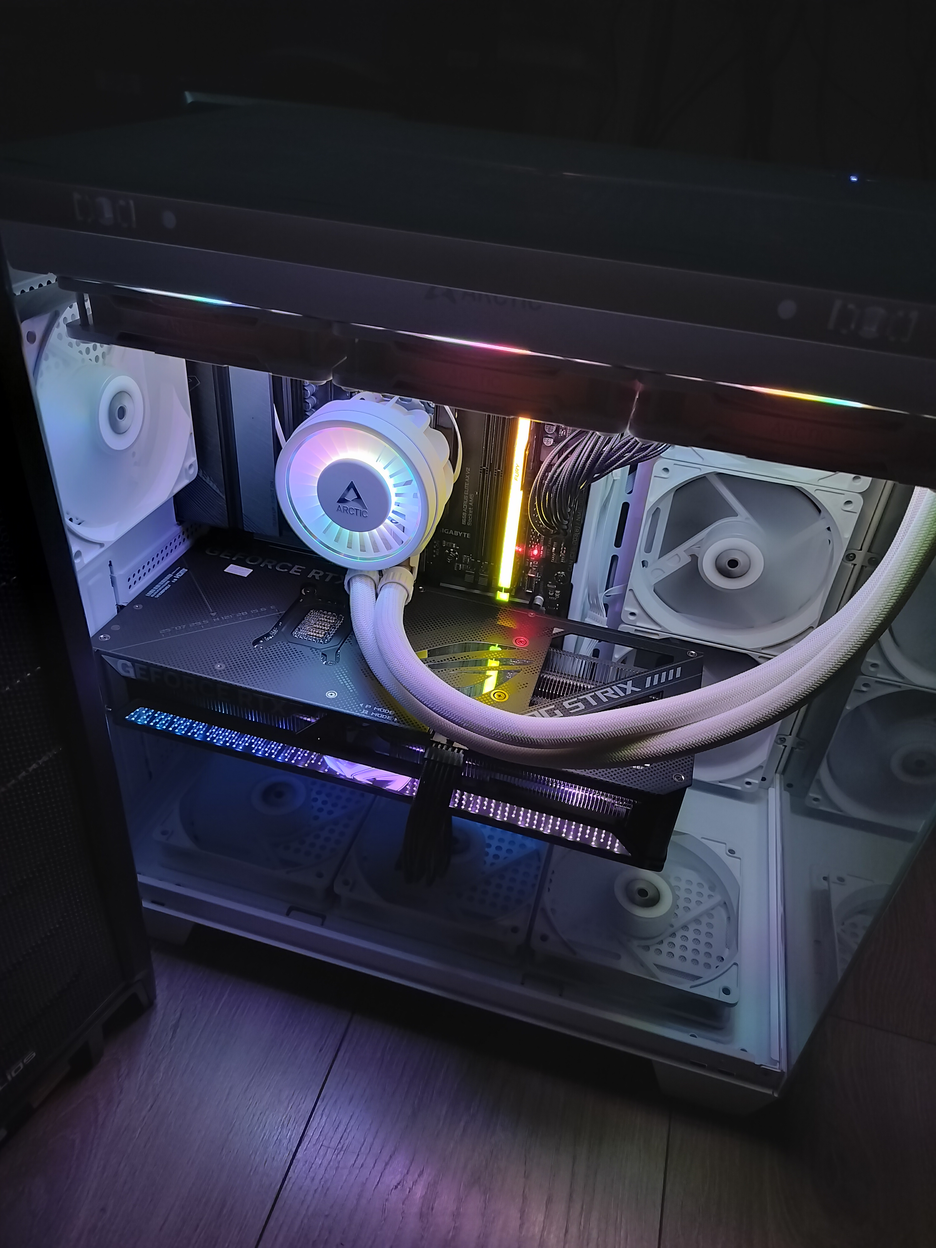 PC gaming blanc avec watercooling et carte graphique RTX