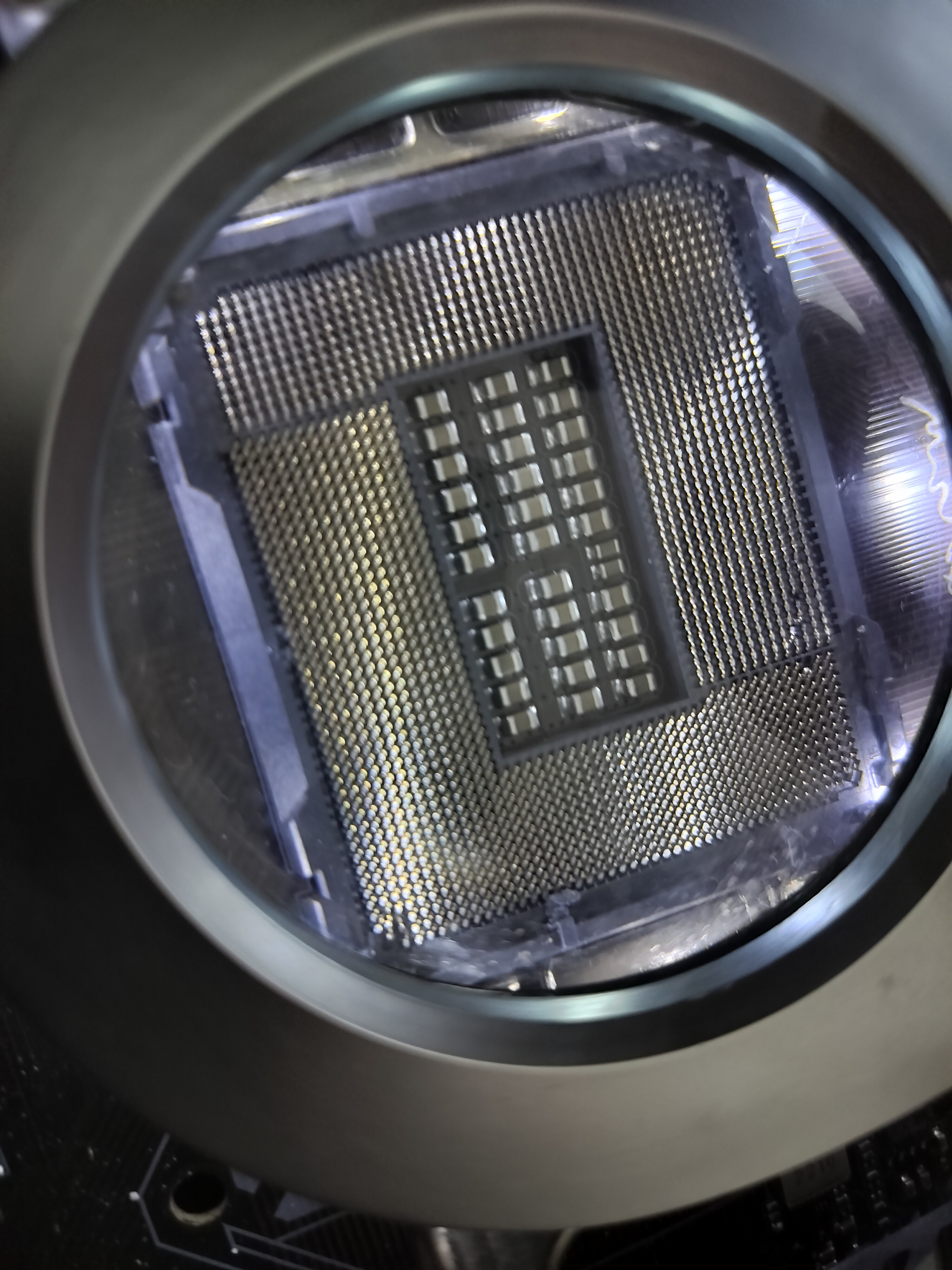 Inspection du socket processeur à la loupe en atelier