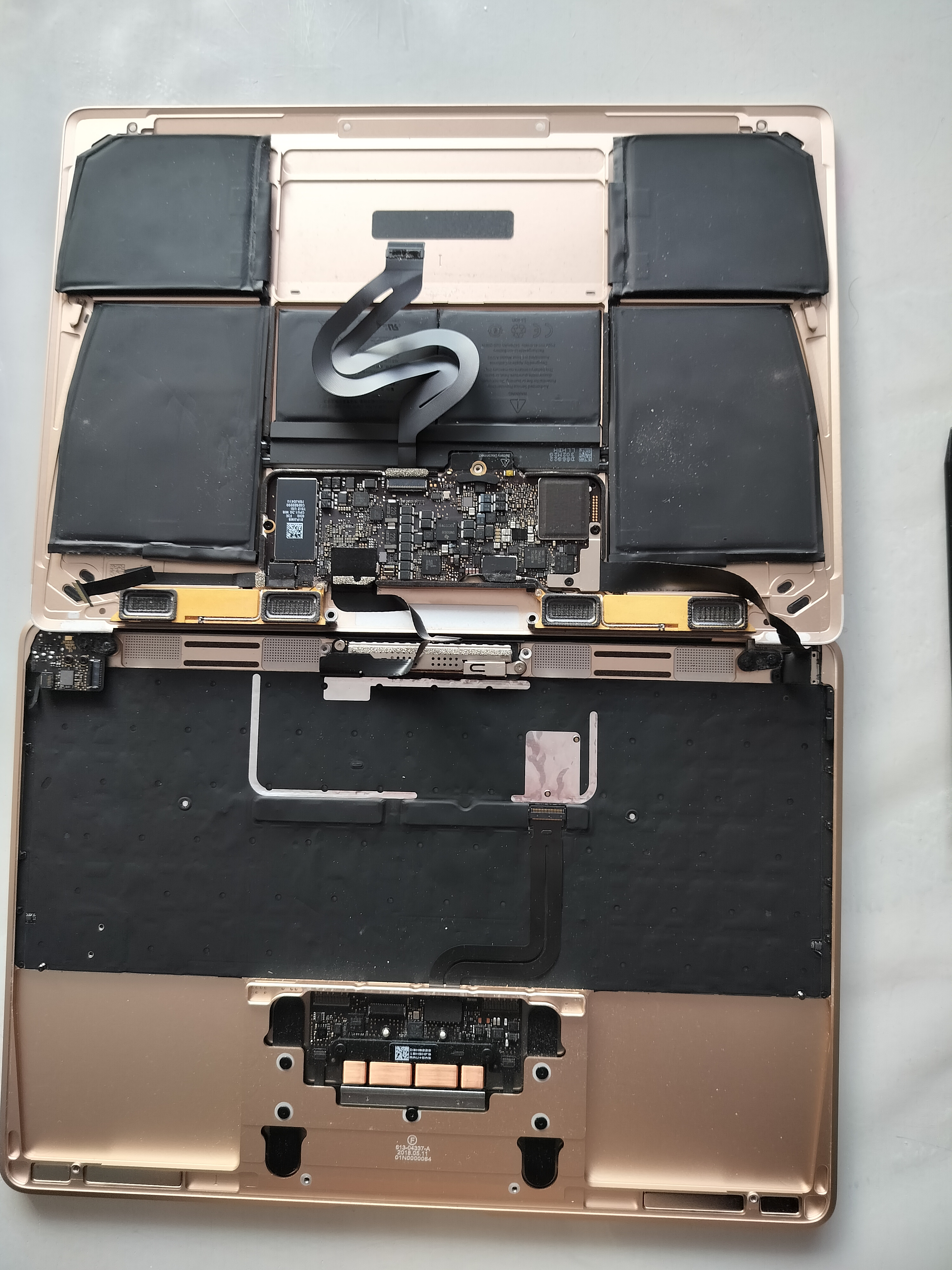 MacBook démonté pour diagnostic et réparation en atelier